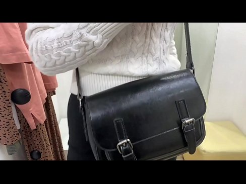 ❤️ Offentlig onani av ungtispe FeralBerry med en dildo i prøverommet ❤️❌ Sexvideo hos oss ❌️❤